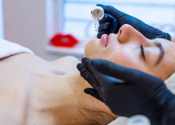 Beautiful,Young,Woman,Getting,A,Face,Treatment,At,Beauty,Salon.