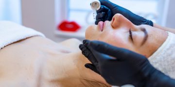 Beautiful,Young,Woman,Getting,A,Face,Treatment,At,Beauty,Salon.