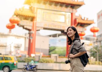 Young,Asian,Woman,Backpack,Traveler,Enjoying,China,Town,In,Bangkok,