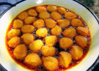 Acaraje,,Traditional,Brazilian,Food,Made,With,Beans,,Shrimp,And,Vatapa