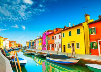 Colorful,Houses,On,The,Canal,In,Burano,Island,,Venice,,Italy.