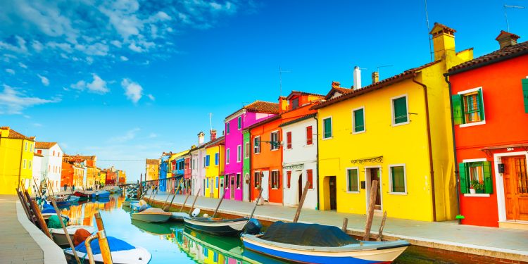 Colorful,Houses,On,The,Canal,In,Burano,Island,,Venice,,Italy.
