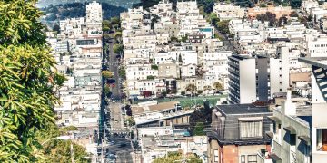 Lombard,Street,And,City,Skyline,On,A,Beautiful,Day,,San