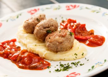 Meatballs,With,Mashed,Potatoes